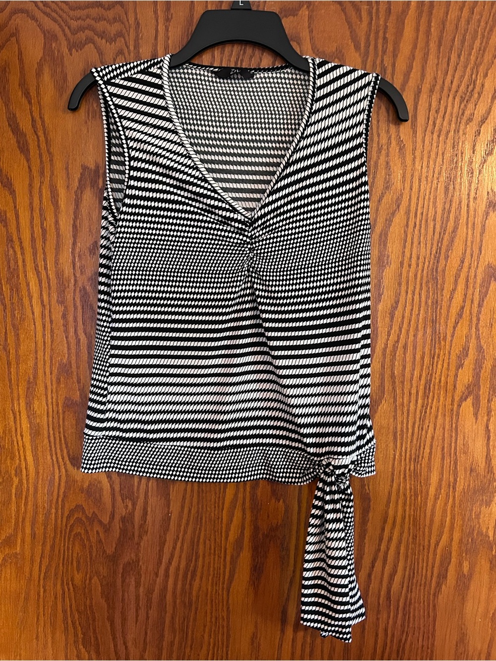 Vintage Y2K Early 2000s Black and White Sleeveless Knot-Accent V-Neck Tank Top